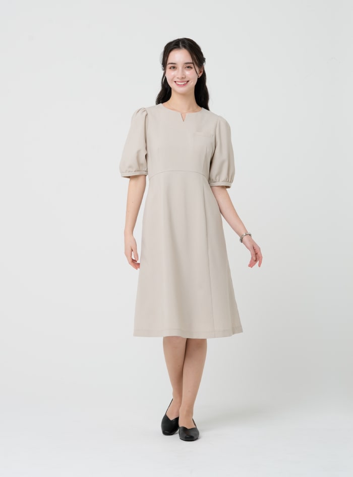 丸みのある華やかな印象のパフスリーブワンピースを着用している女性