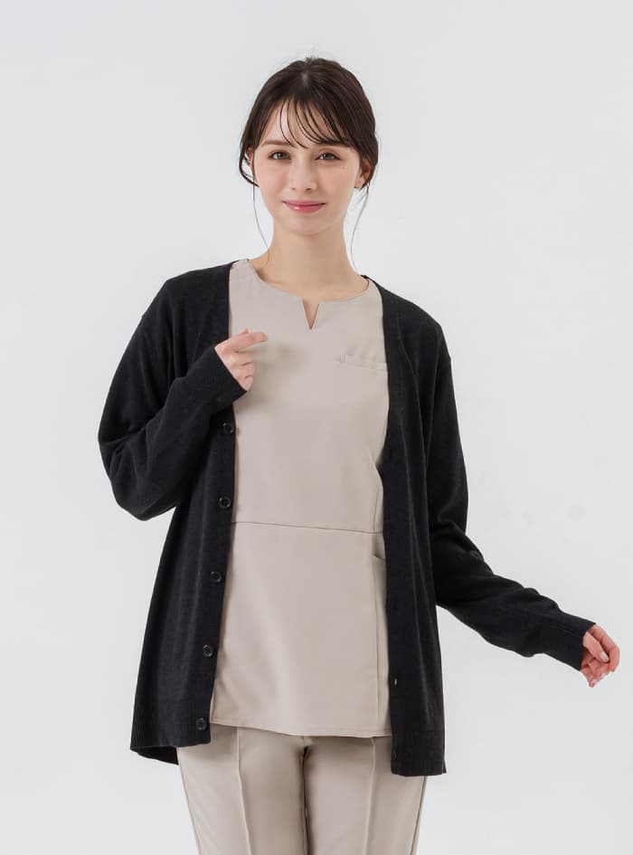 綺麗なウエストラインをキープするカーディガンを着用した女性