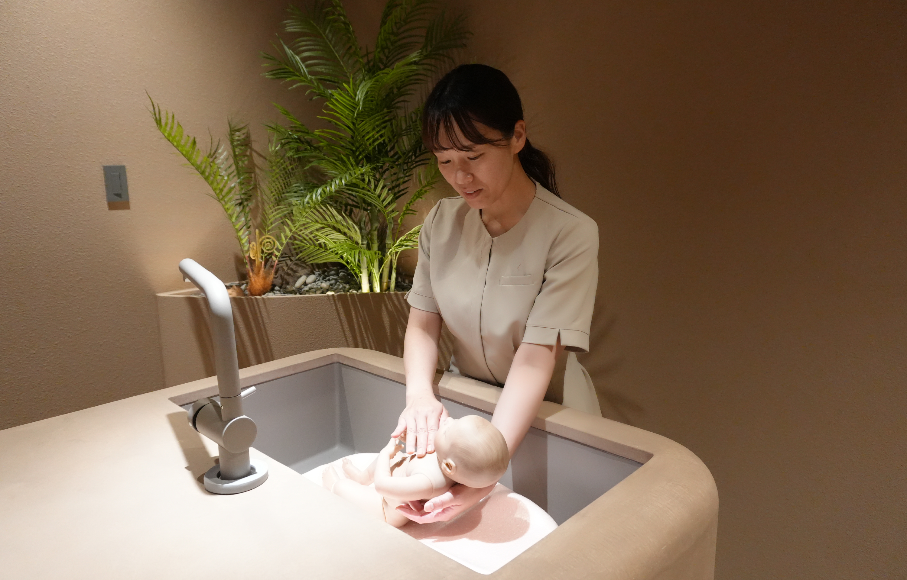 産後ケアホテルで働く女性