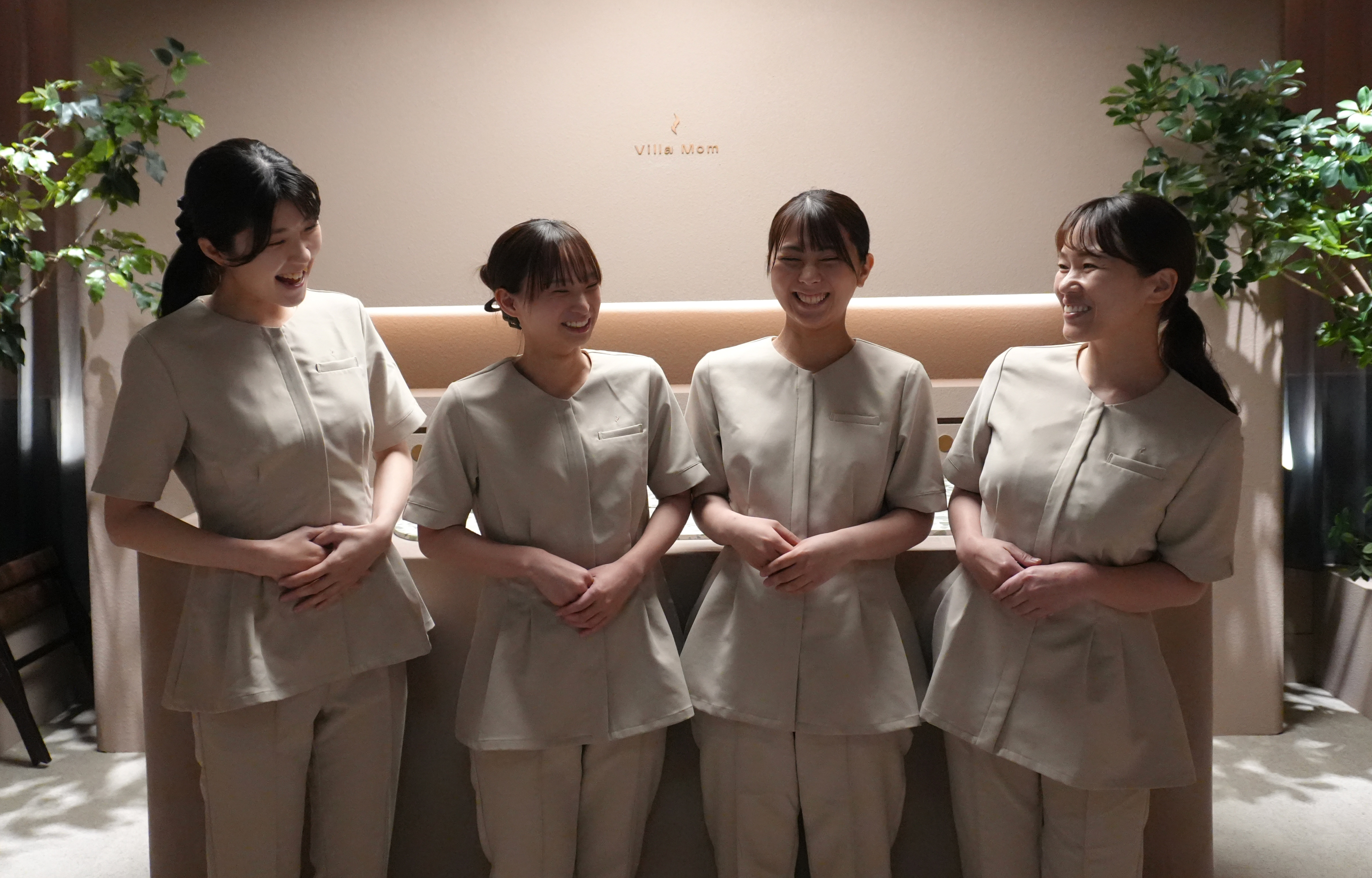 産後ケアホテルで働く女性