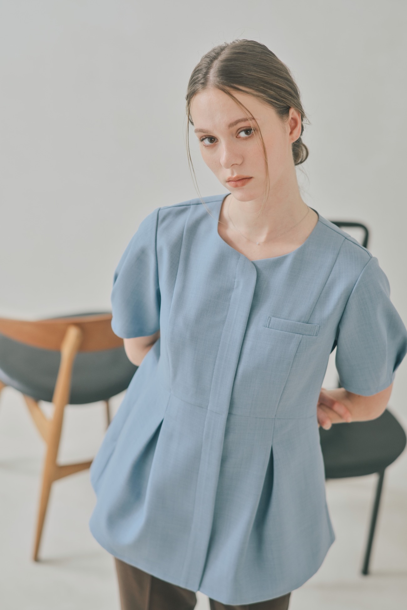 AORE 3RD COLLECTION ユニフォームを着た女性