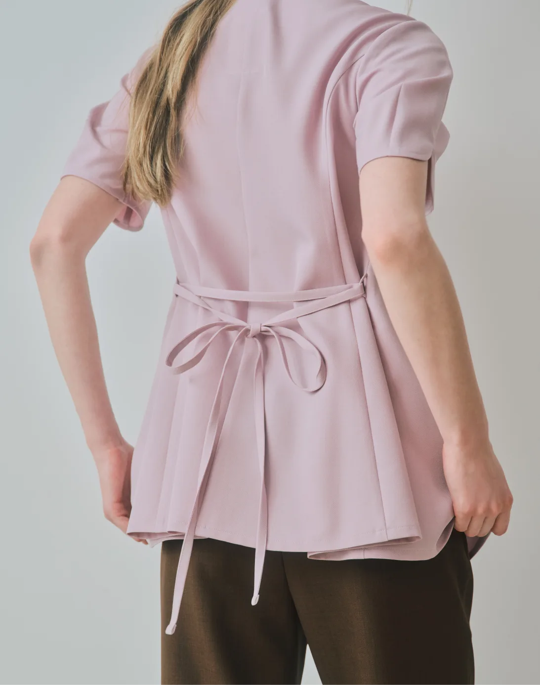 ピンクのユニフォームを着た女性