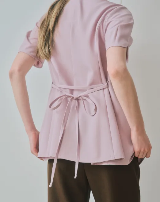 ピンクのユニフォームを着た女性