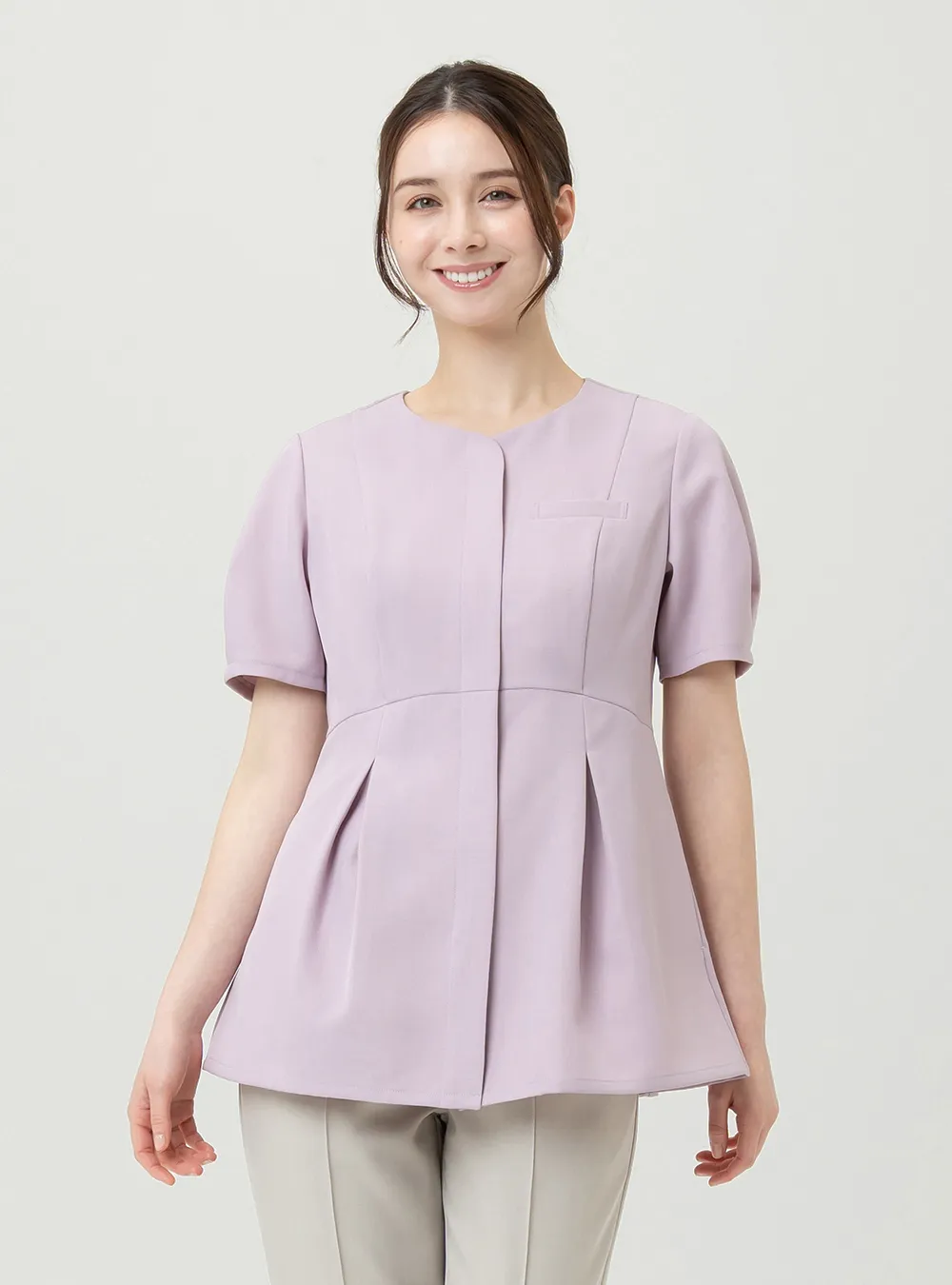 ラベンダーのユニフォームを着用している女性