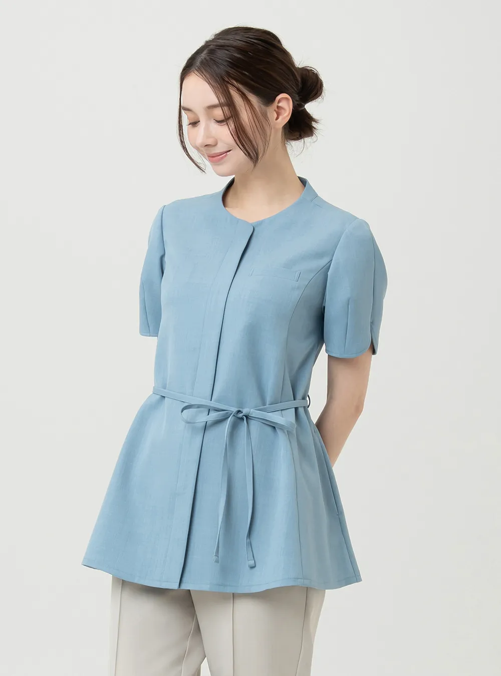 ブルーのユニフォームを着用している女性